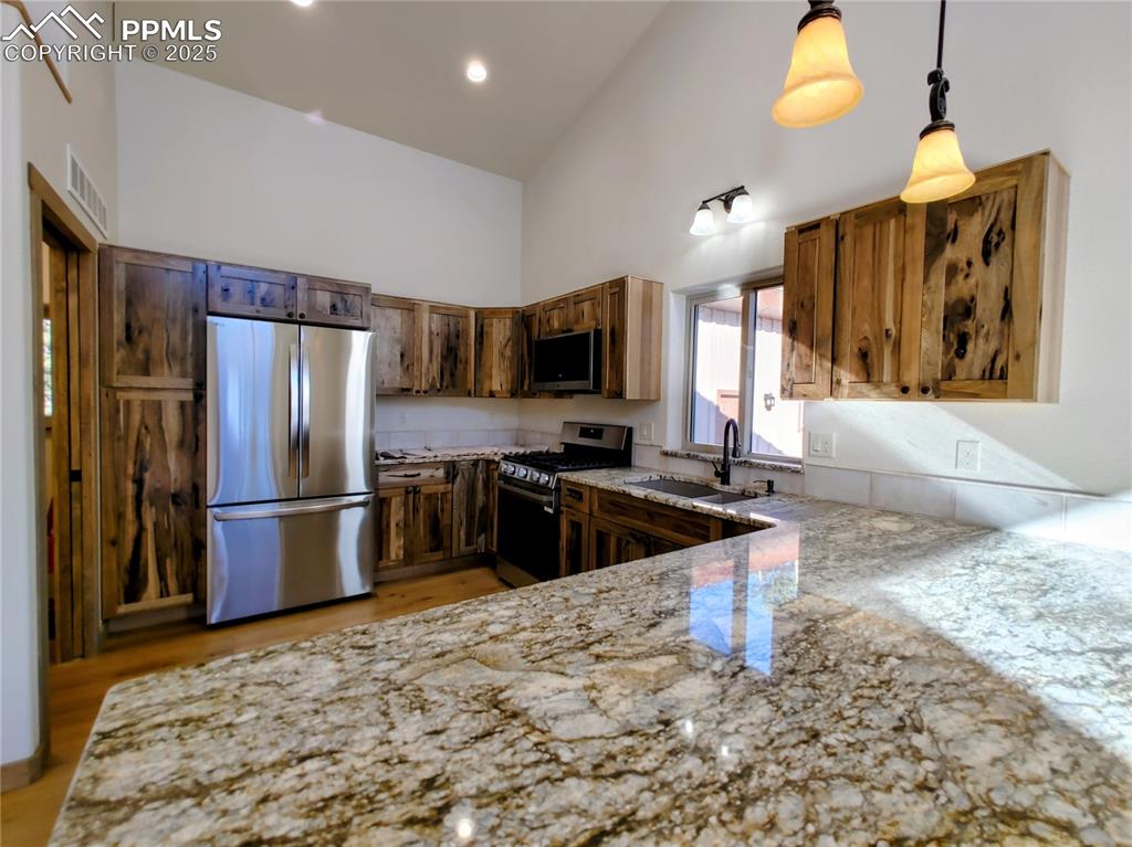 Image 9 of 40: Kitchen