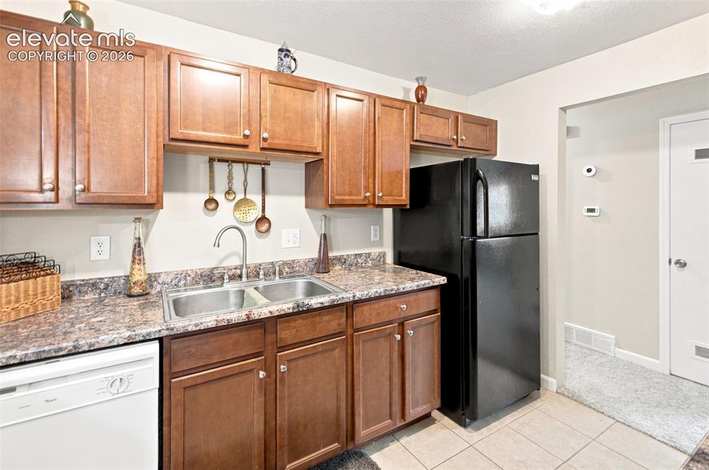 Image 10 of 31: Kitchen