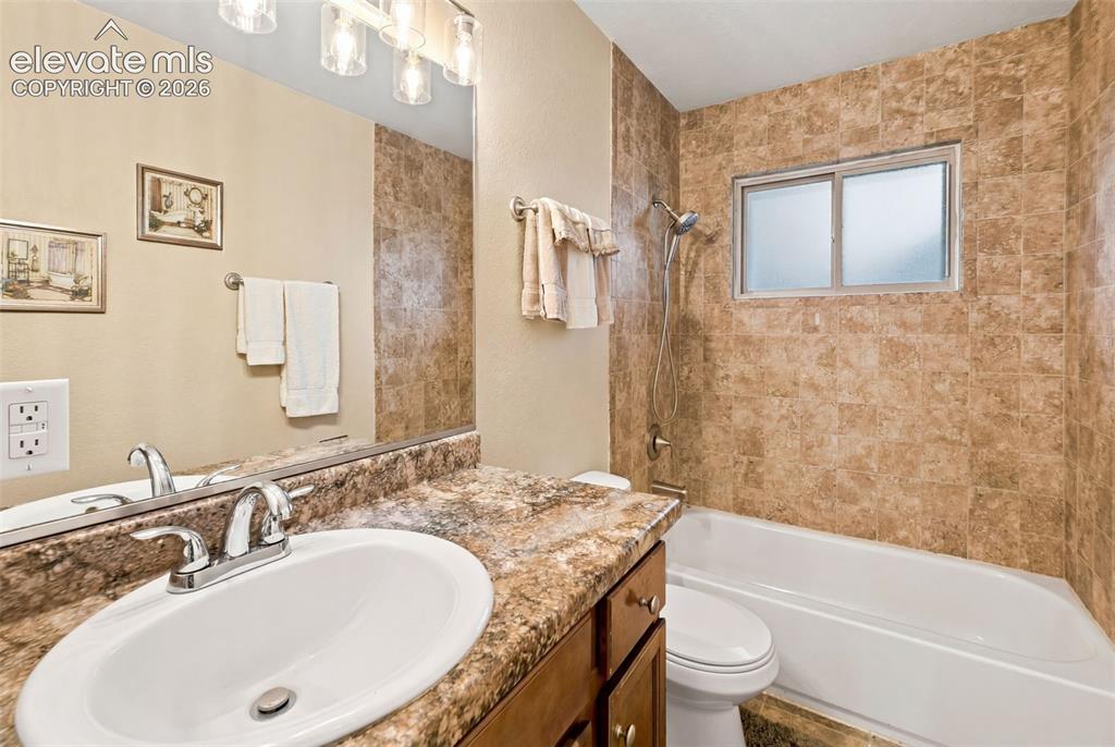 Image 25 of 31: Bathroom