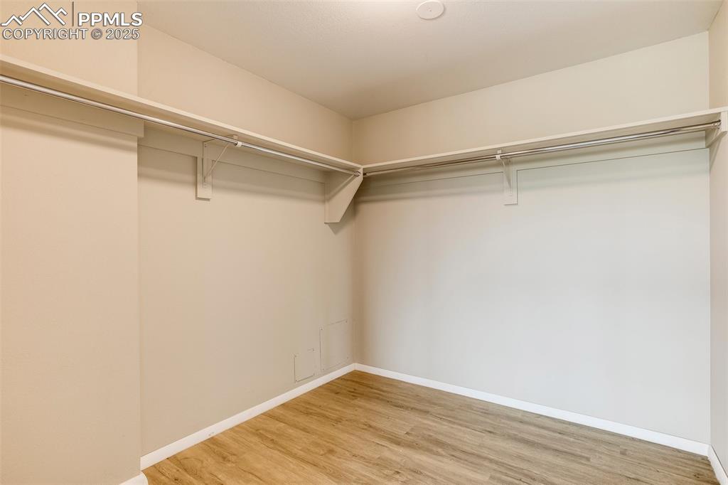 Image 17 of 28: Closet
