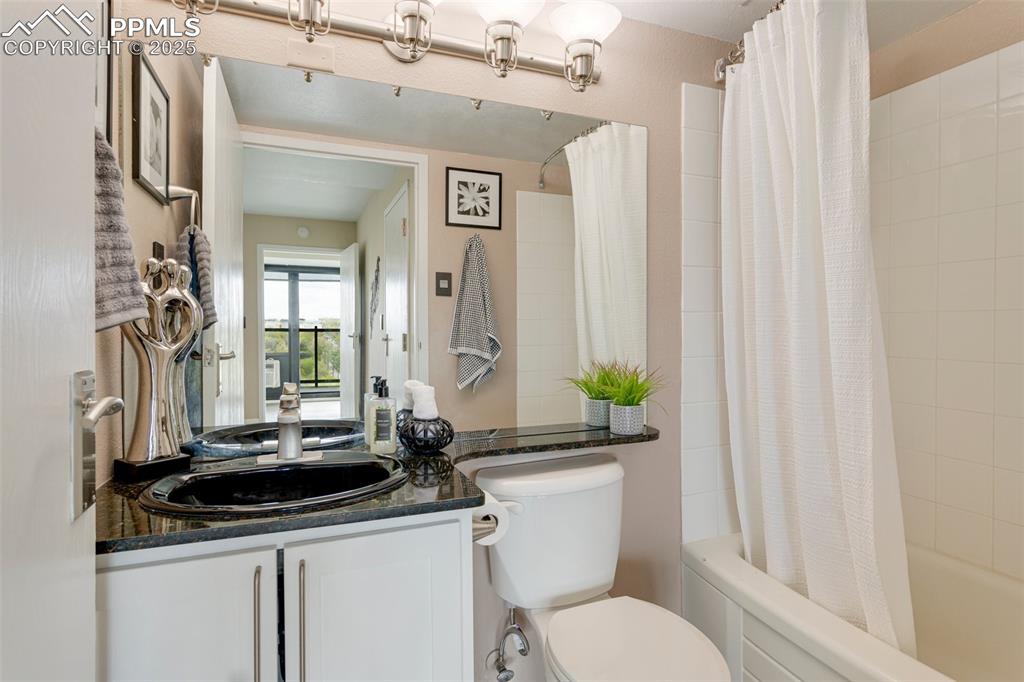 Image 19 of 28: Bathroom