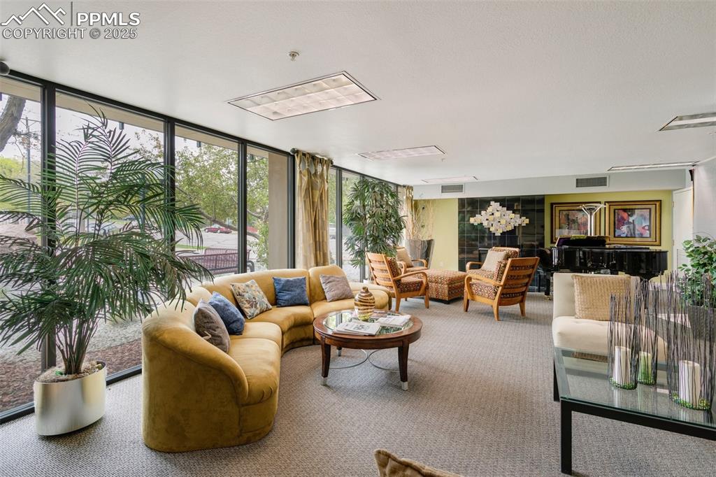 Image 22 of 28: Lobby