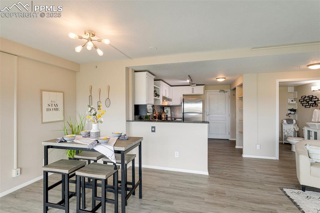 Image 7 of 28: Dining Area