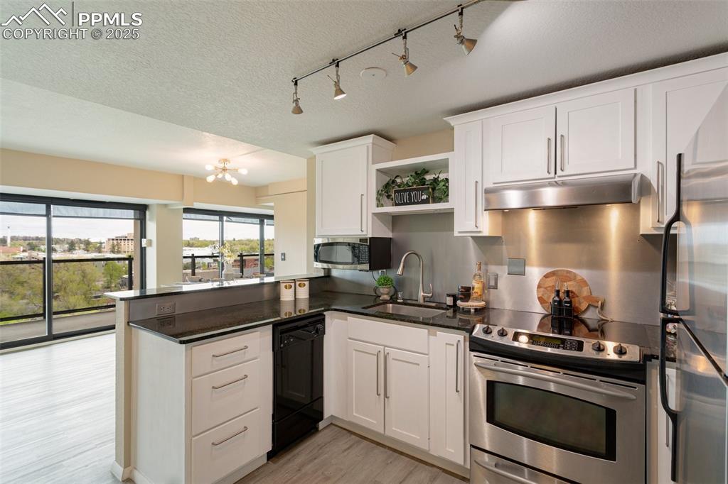 Image 8 of 28: Kitchen