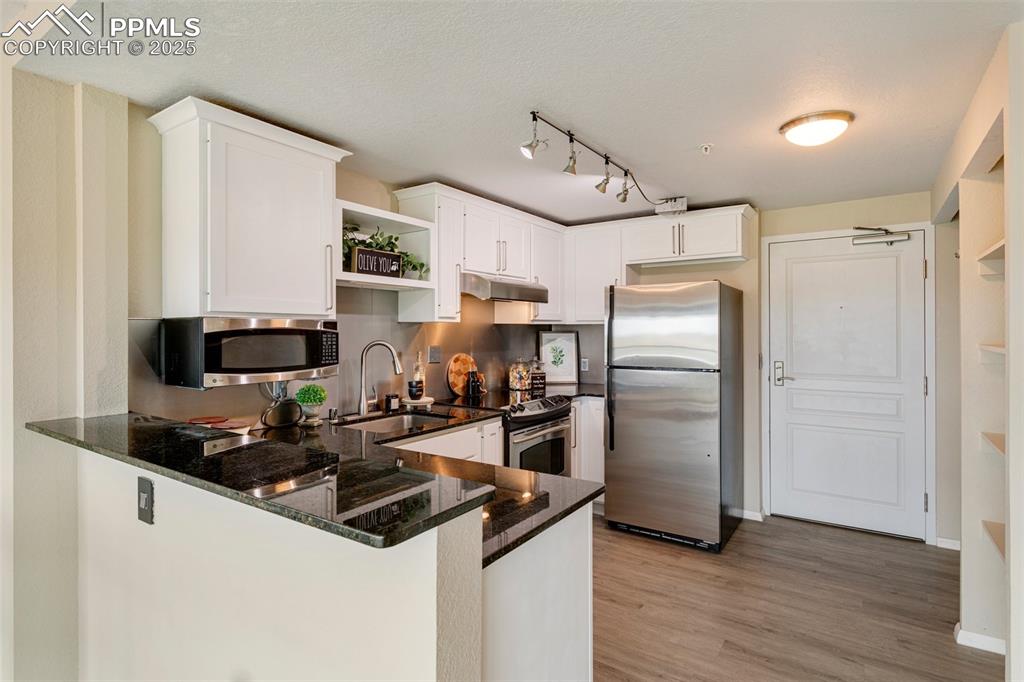 Image 9 of 28: Kitchen