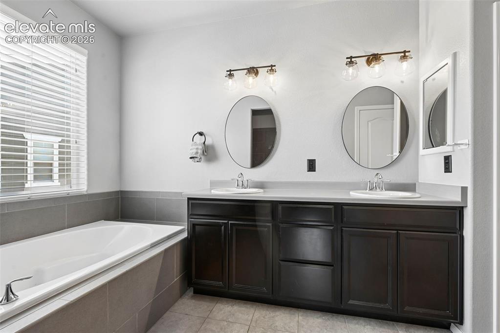 Image 19 of 50: Primary bathroom w/ soaking tub! 