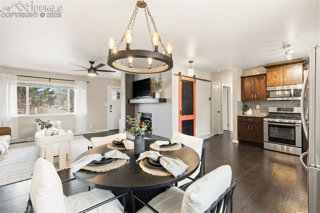 Image 10 of 29: Dining Area