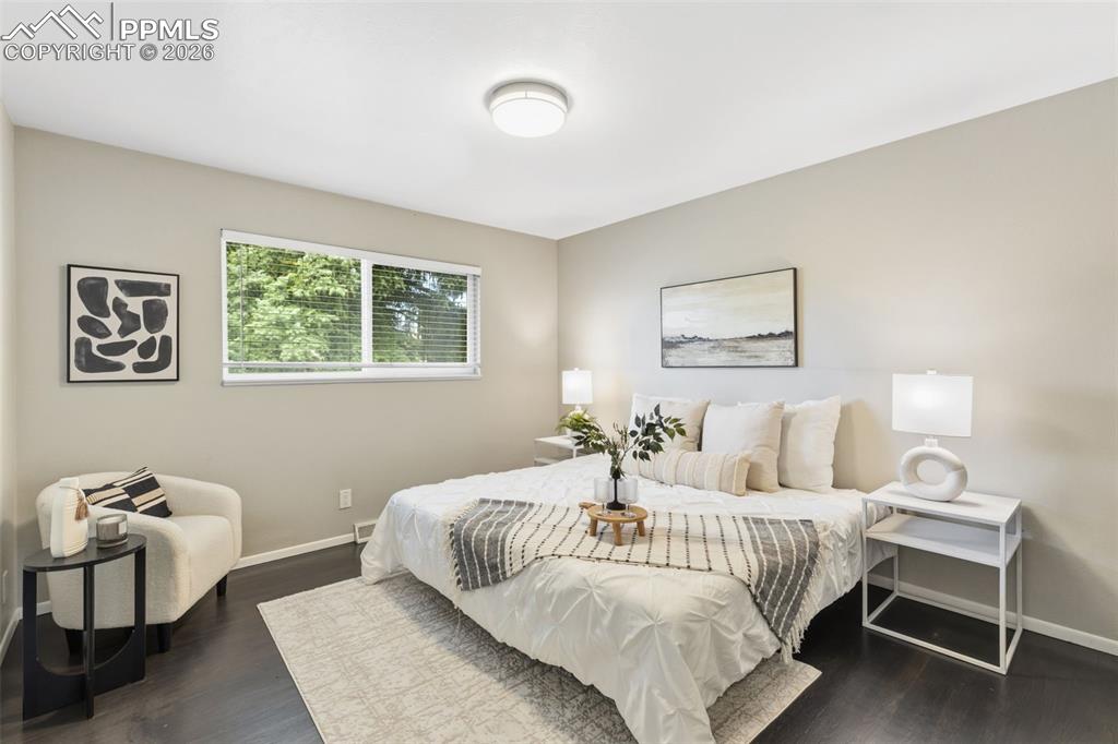 Image 16 of 29: Bedroom