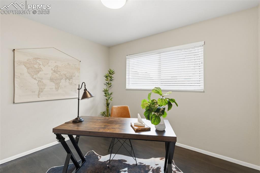 Image 18 of 29: Office