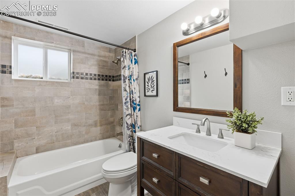 Image 19 of 29: Bathroom