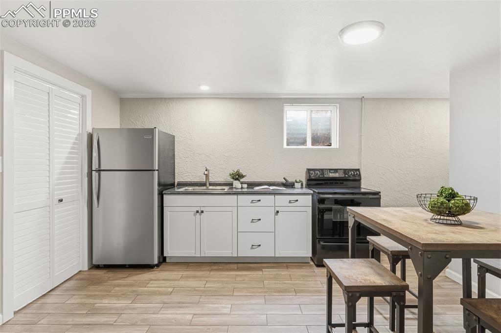 Image 24 of 29: Kitchen