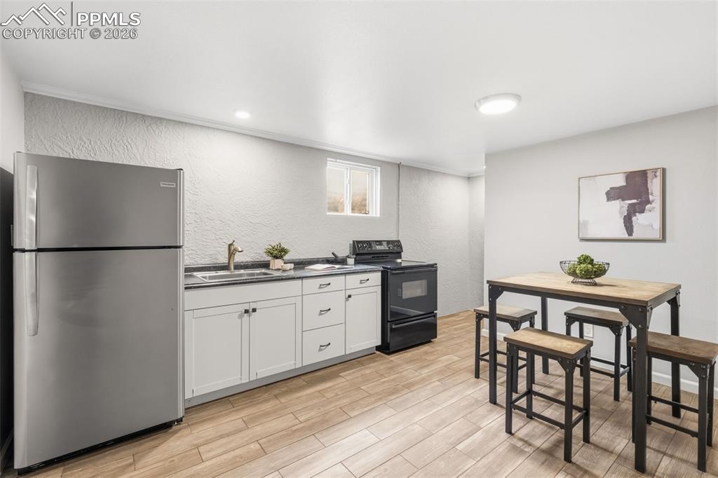 Image 25 of 29: Kitchen