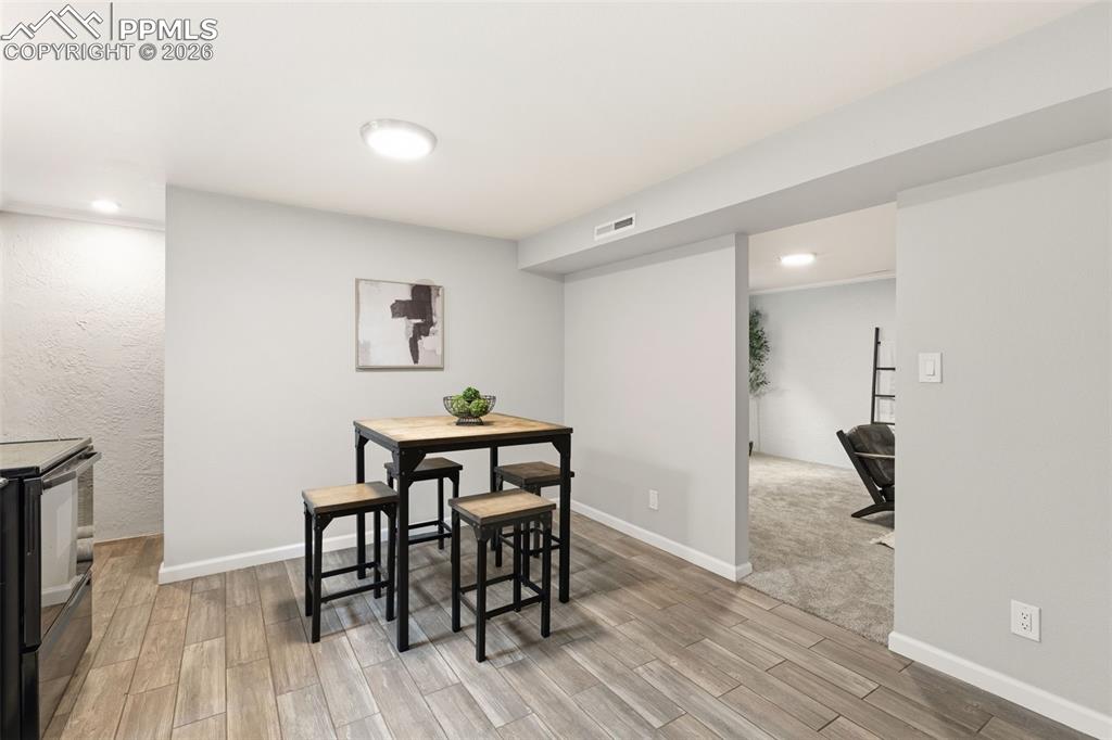 Image 26 of 29: Dining Area