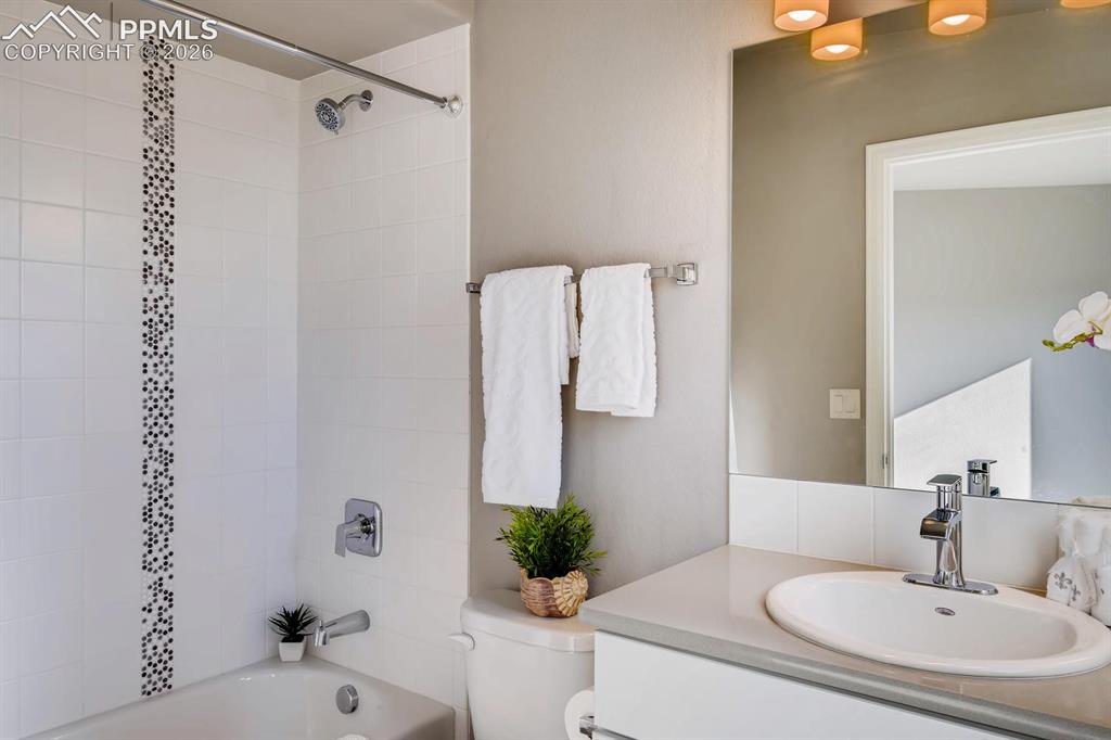 Image 21 of 28: En-suite bath