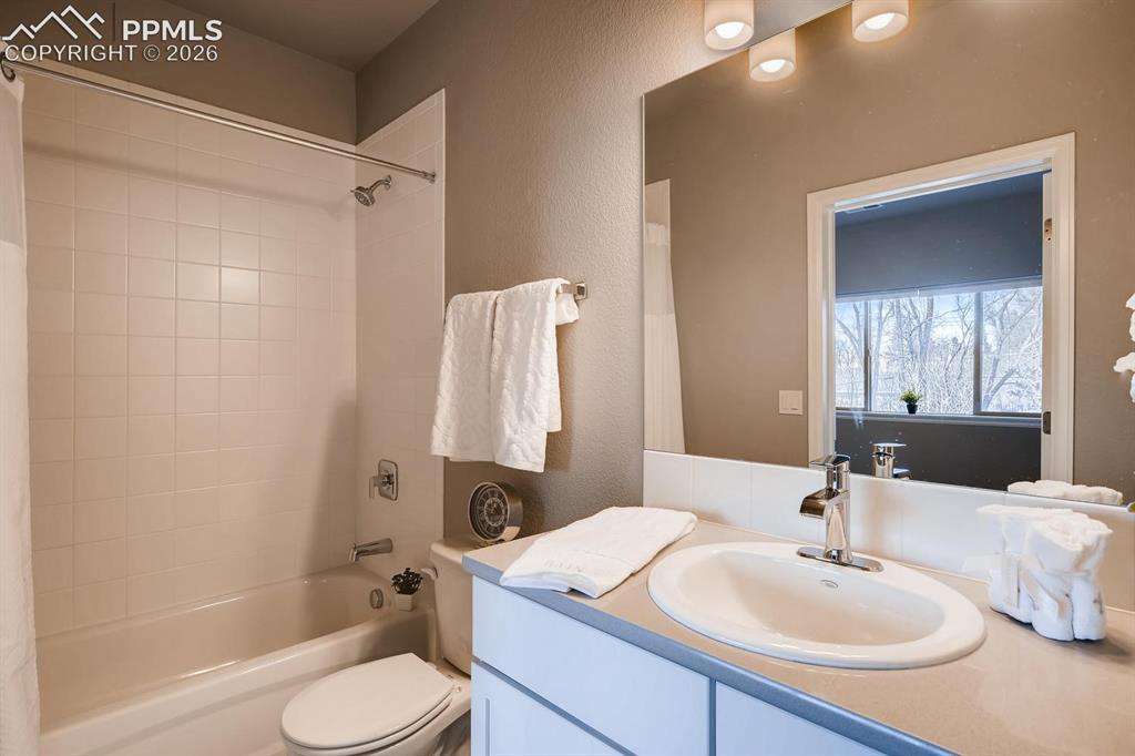 Image 25 of 28: En-suite bath