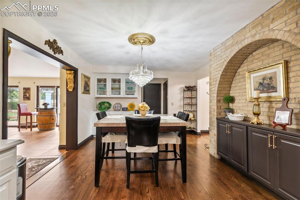 Image 10 of 45: Dining Area