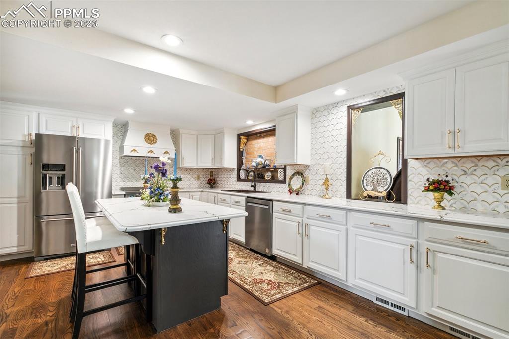 Image 11 of 45: Kitchen