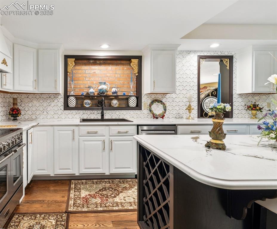 Image 13 of 45: Kitchen