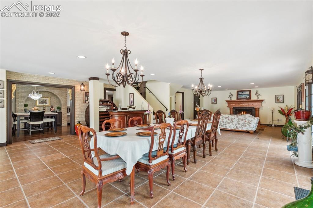 Image 15 of 45: Dining Area