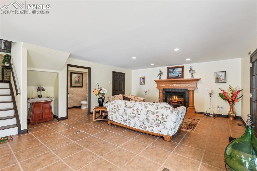 Image 17 of 45: Living Room