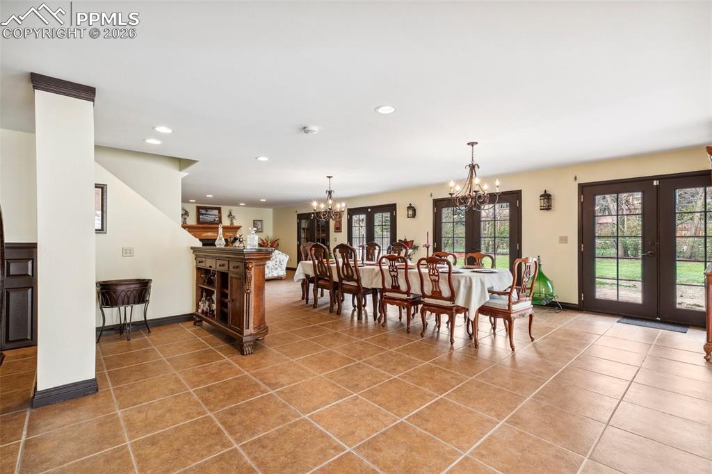 Image 18 of 45: Dining Area