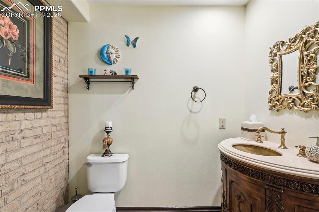 Image 19 of 45: Bathroom