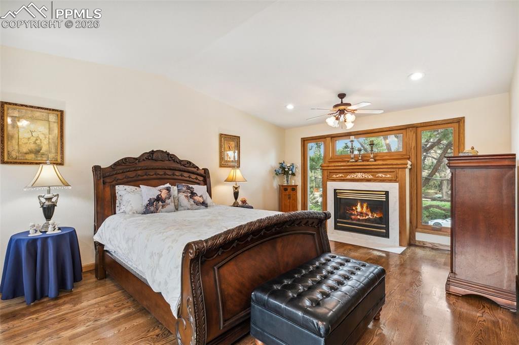 Image 24 of 45: Bedroom