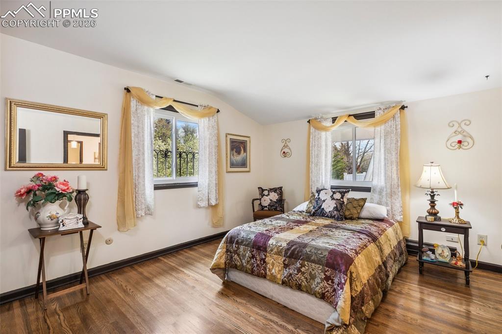 Image 33 of 45: Bedroom