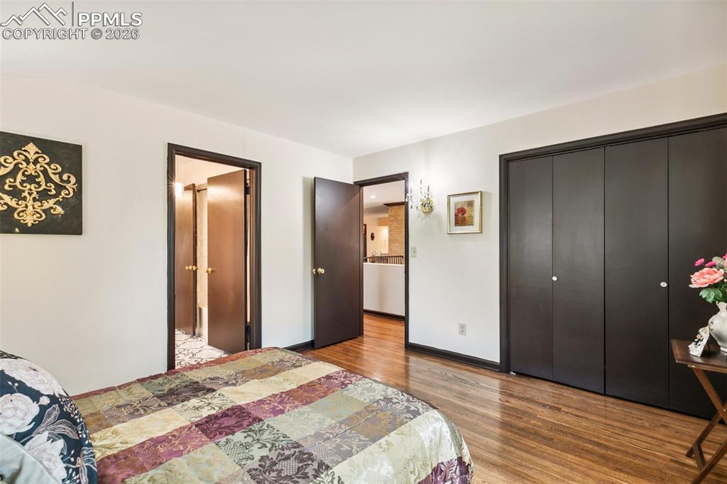 Image 34 of 45: Bedroom