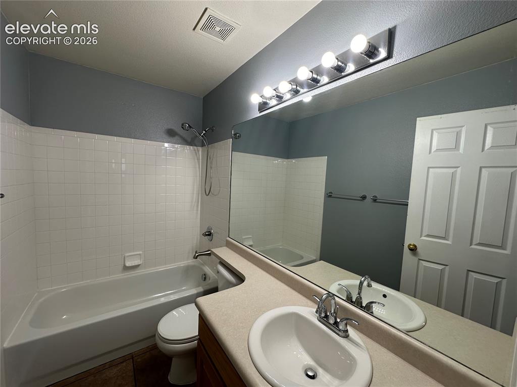 Image 12 of 18: Bathroom