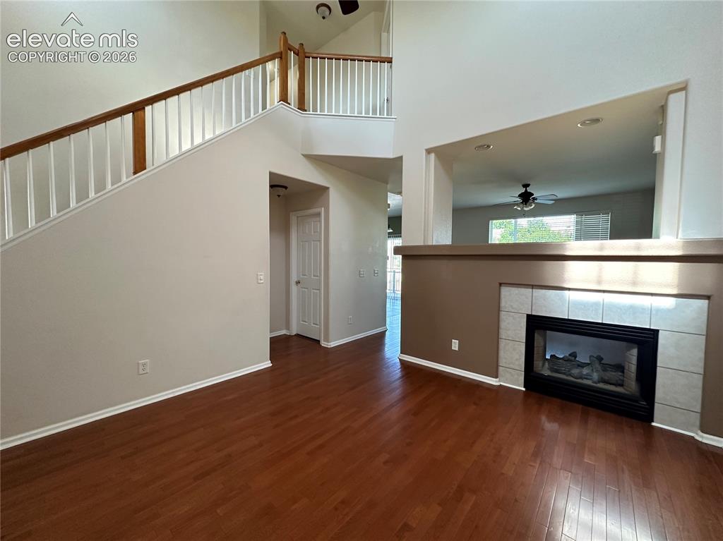 Image 3 of 18: Living Room