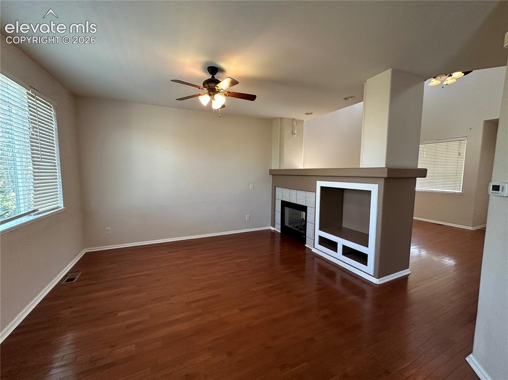 Image 4 of 18: Living Room