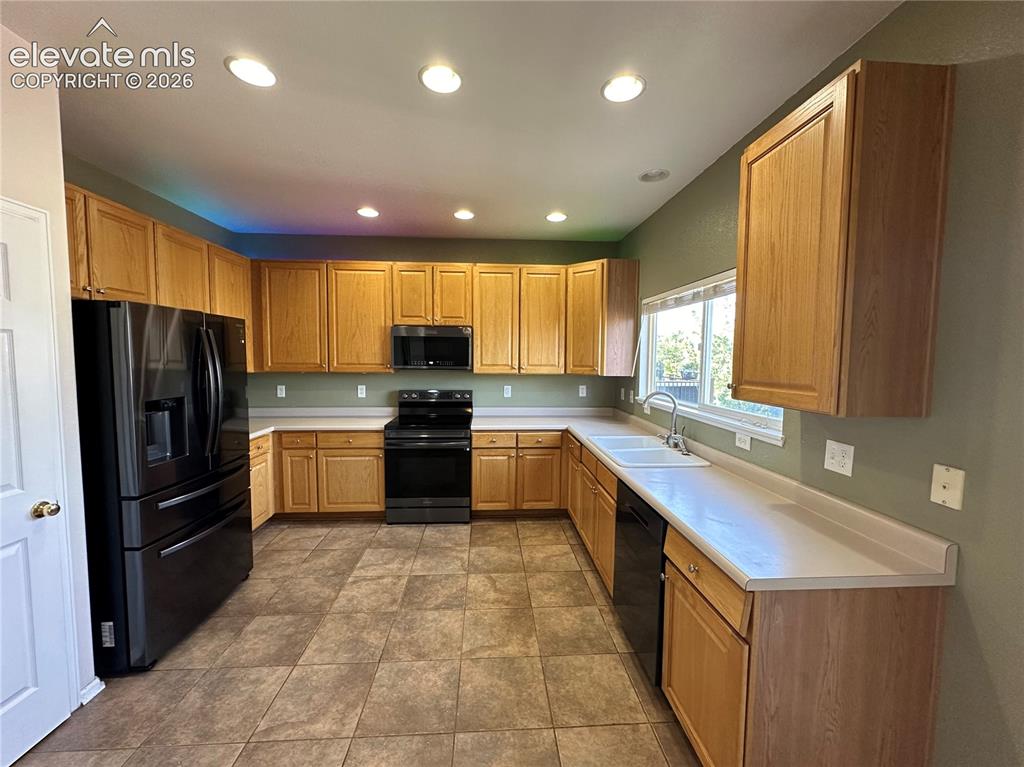 Image 5 of 18: Kitchen