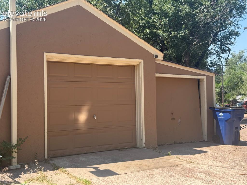 Image 21 of 23: Garage