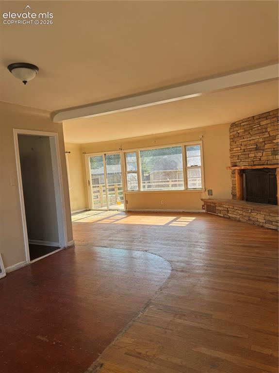 Image 4 of 23: Living Room