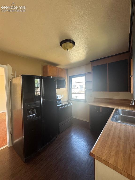 Image 7 of 23: Kitchen