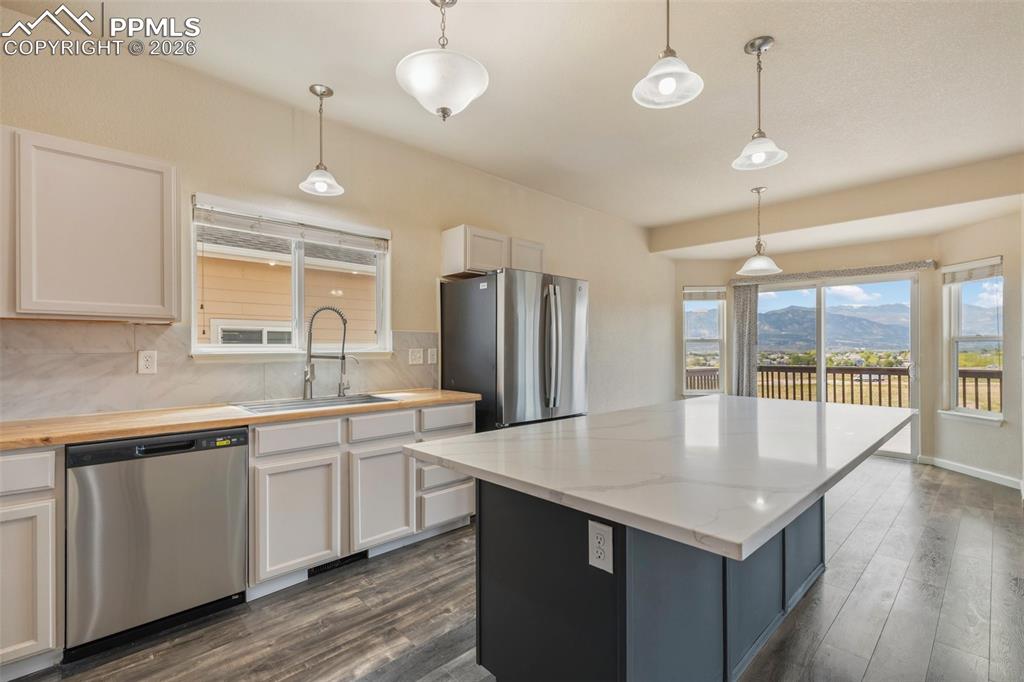 Image 13 of 49: Kitchen