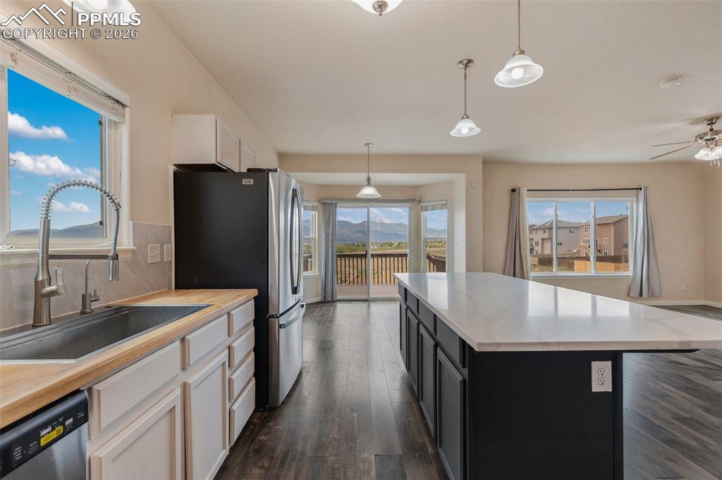 Image 15 of 49: Kitchen