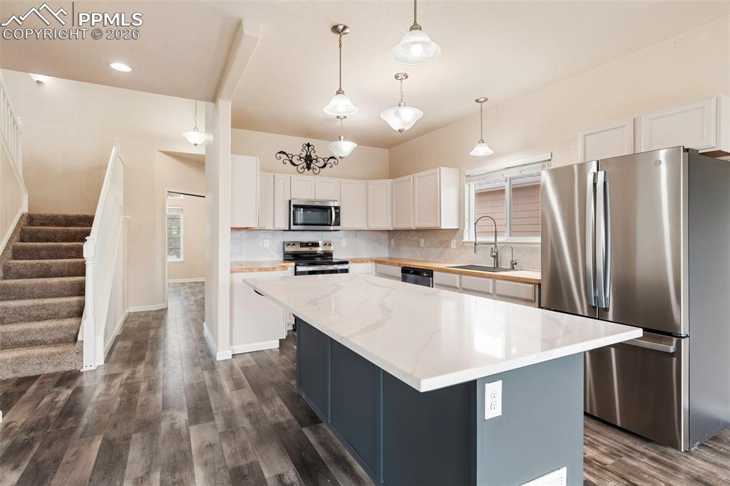Image 16 of 49: Kitchen