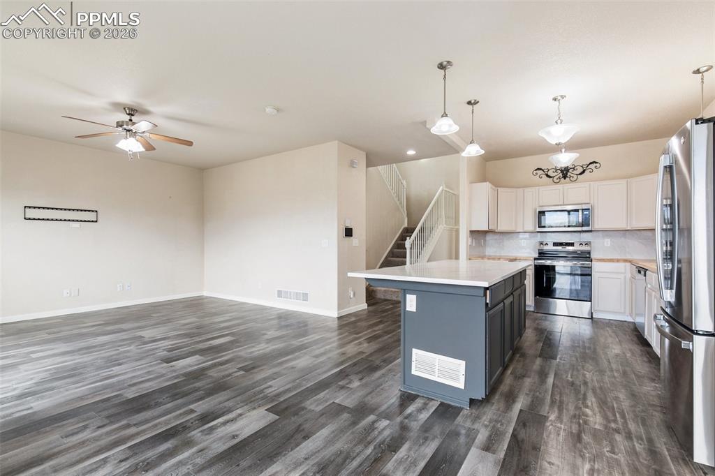 Image 19 of 49: Kitchen