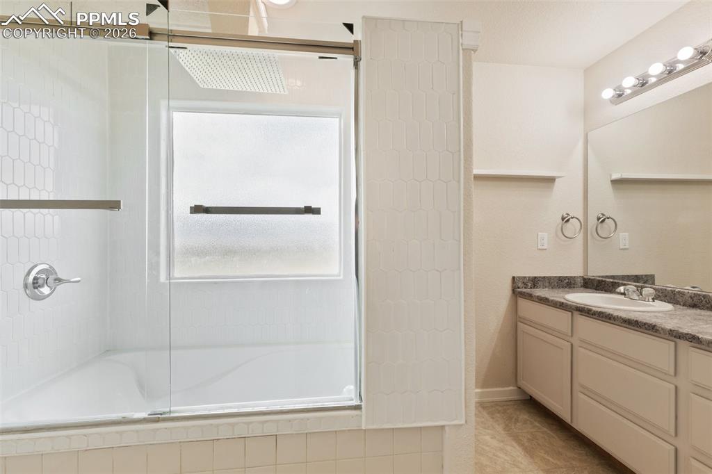 Image 29 of 49: Bathroom