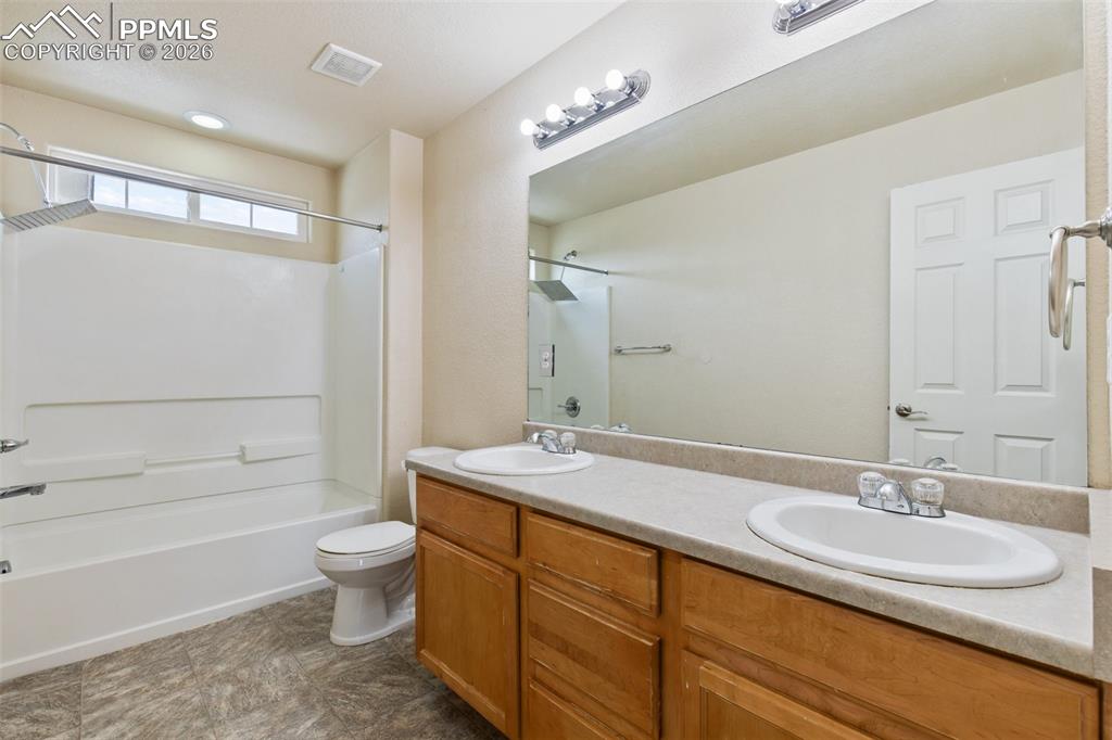 Image 36 of 49: Bathroom