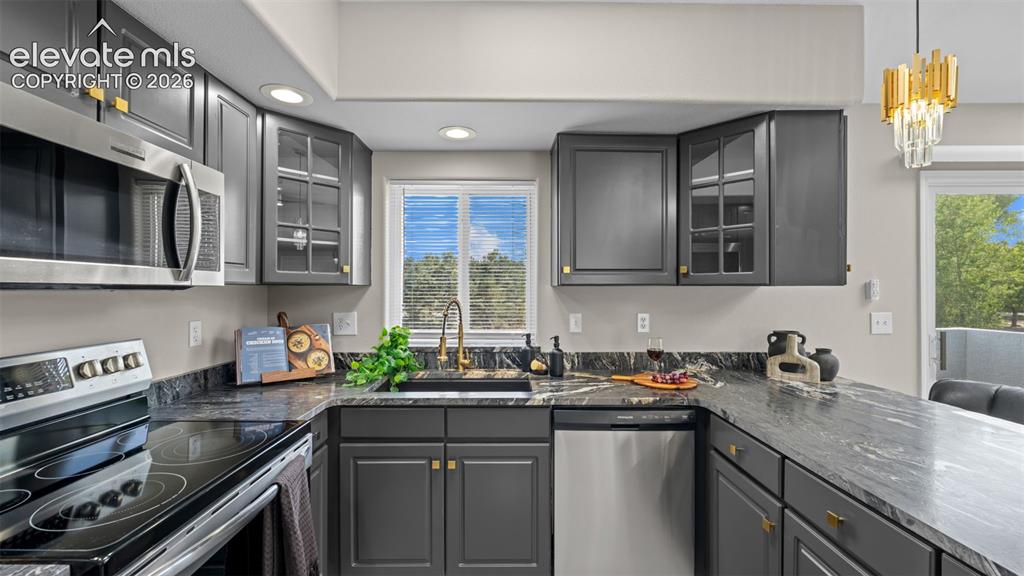 Image 14 of 48: New granite countertops