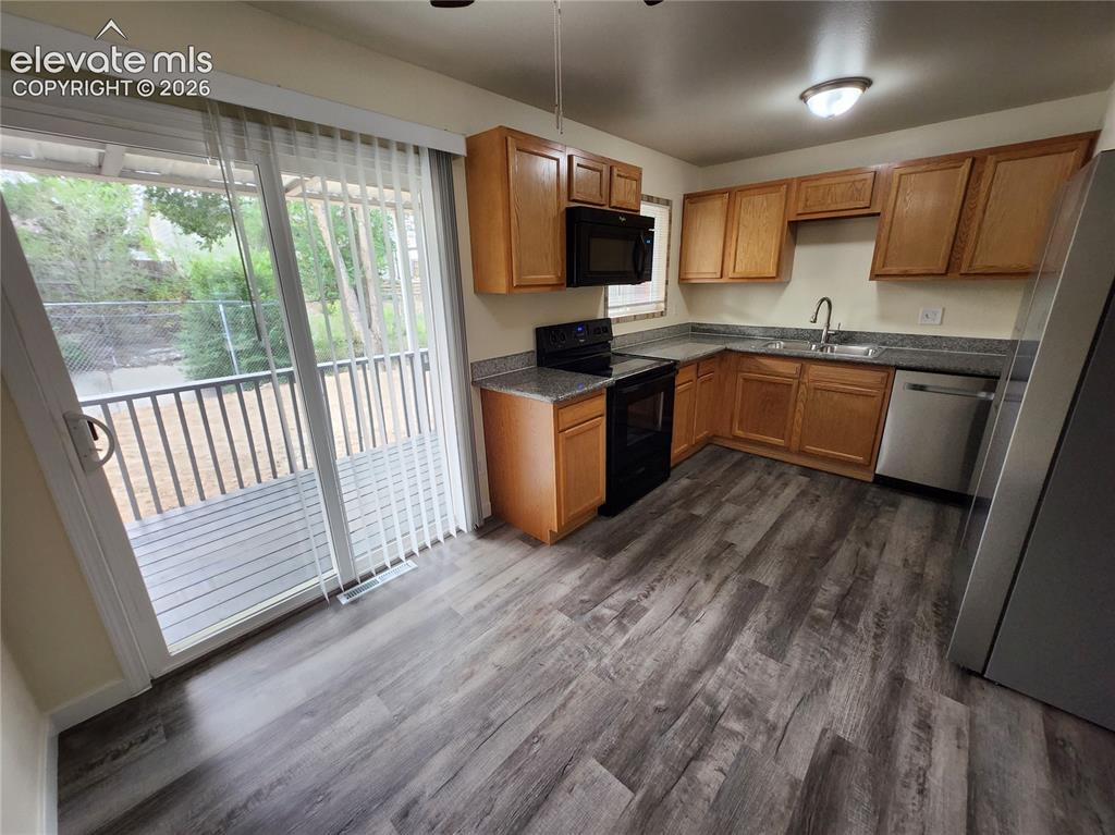 Image 10 of 15: Kitchen