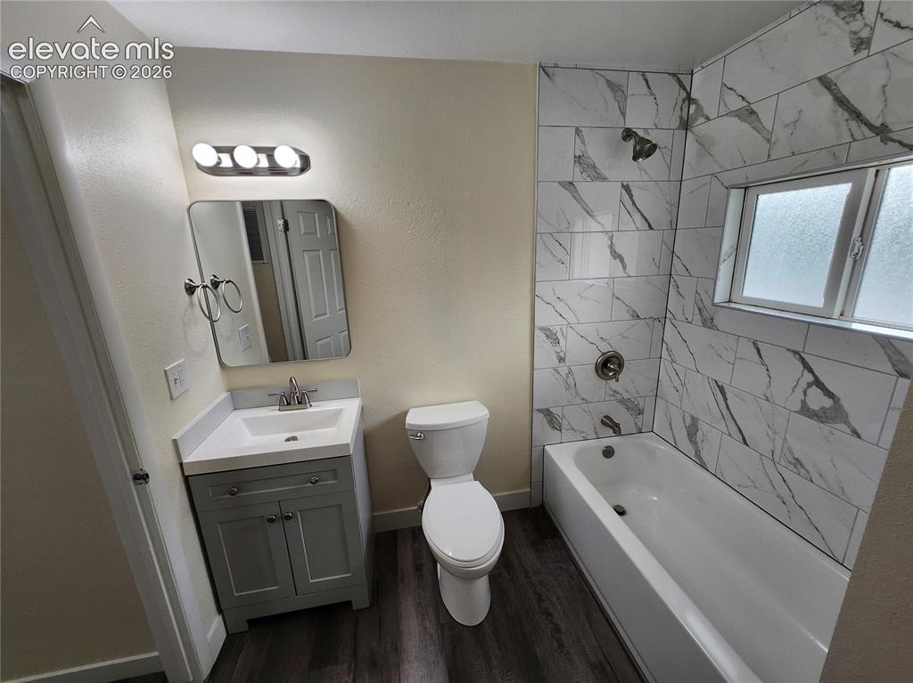 Image 12 of 15: Bathroom