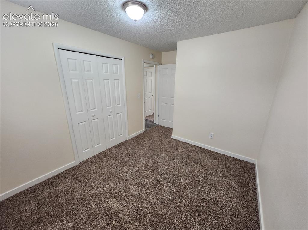 Image 14 of 15: Bedroom
