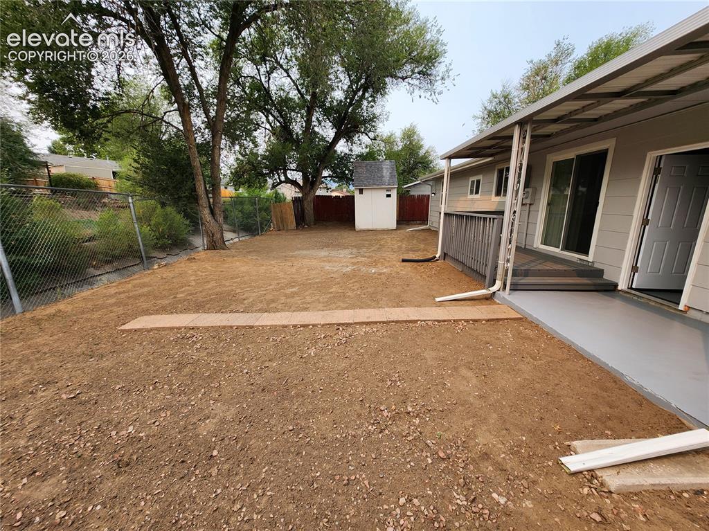 Image 4 of 15: Yard