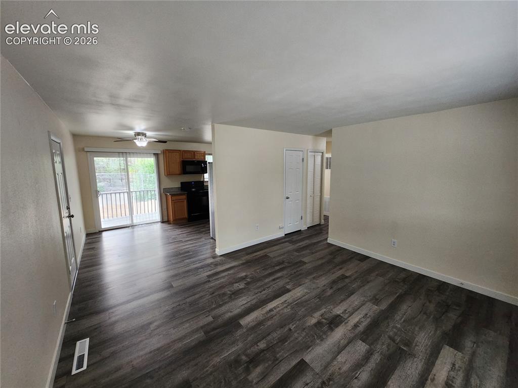 Image 6 of 15: Dining Area