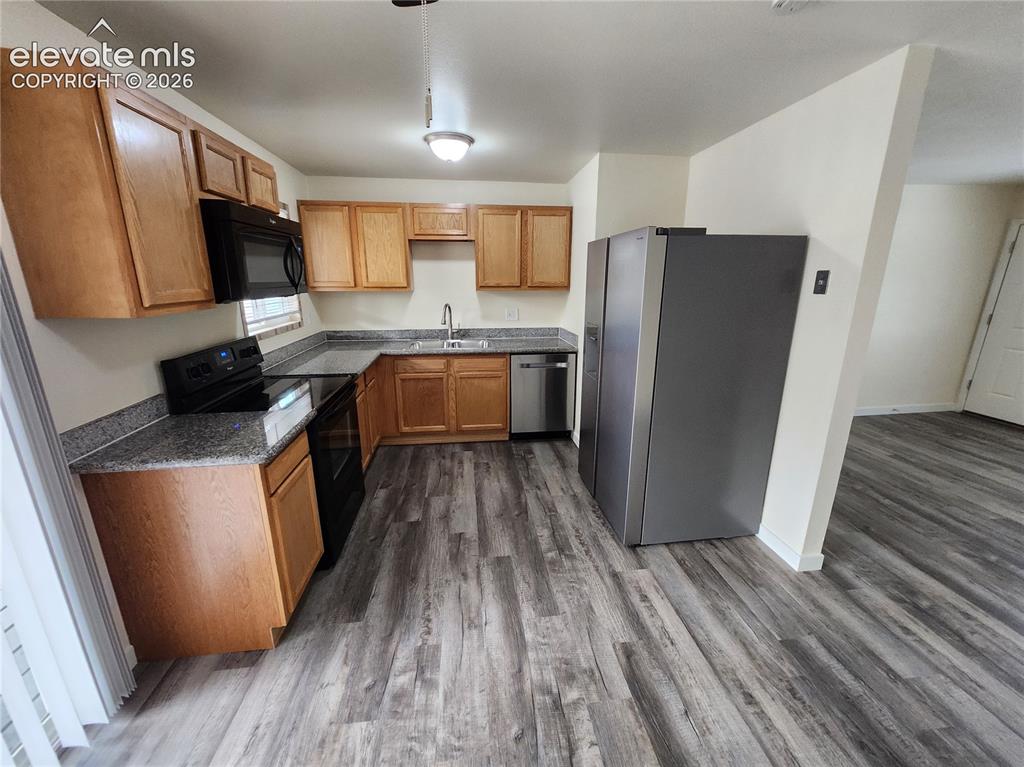 Image 9 of 15: Kitchen
