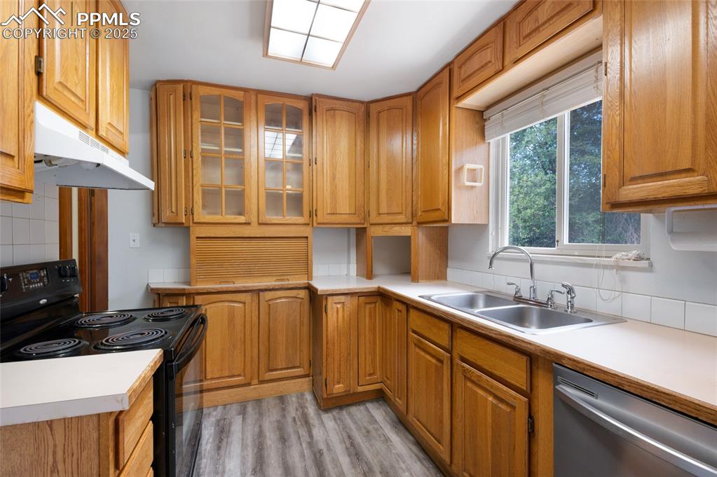 Image 10 of 39: Kitchen